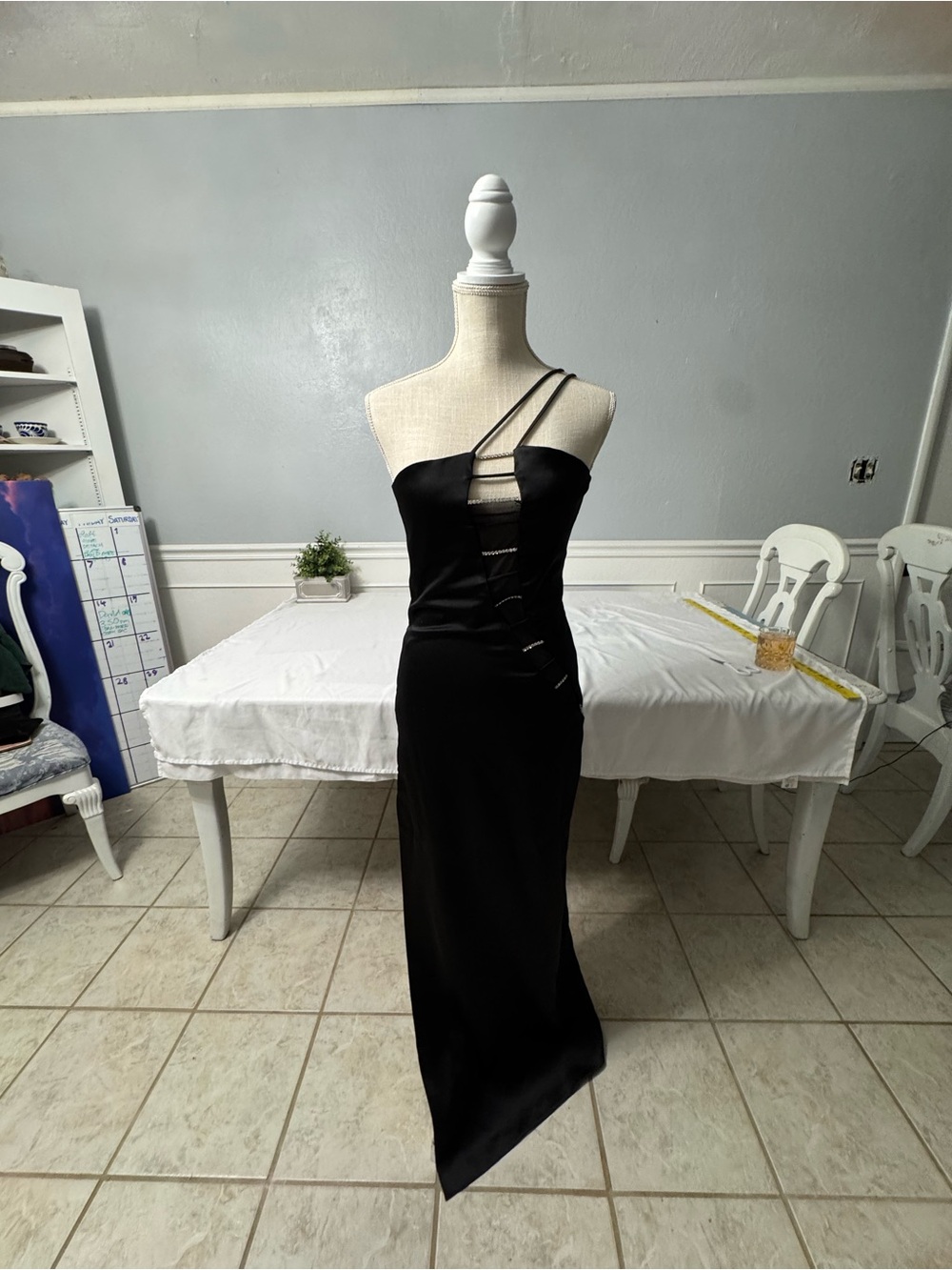 Black One-Shoulder Strap Evening Dress